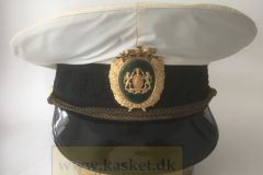 Politiassistent. Kasket med hvidt regn-overtræk